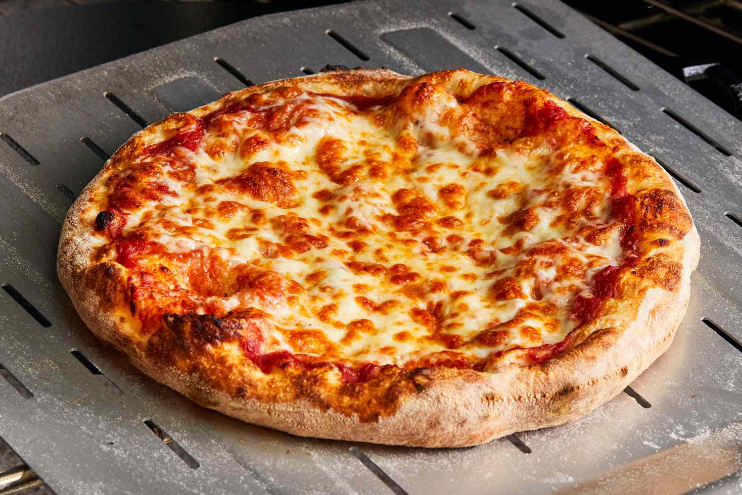 Makan Pizza Sambil Nonton Film? Kombinasi Paling Juara!